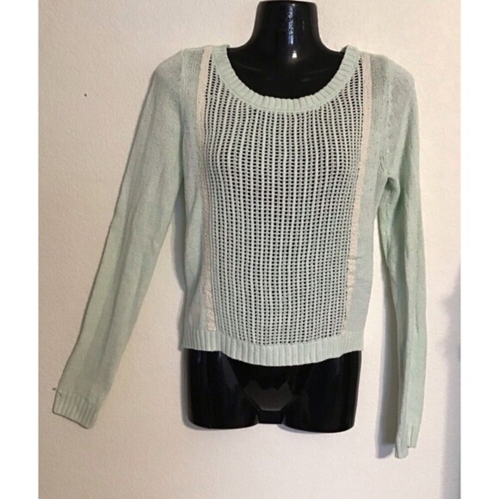 Shrinking Violet Women’s Sweater W/Split In The Back. Size Medium